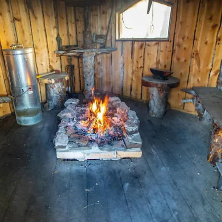 Hirsi - The White Blue Wilderness Chalé Kaamanen